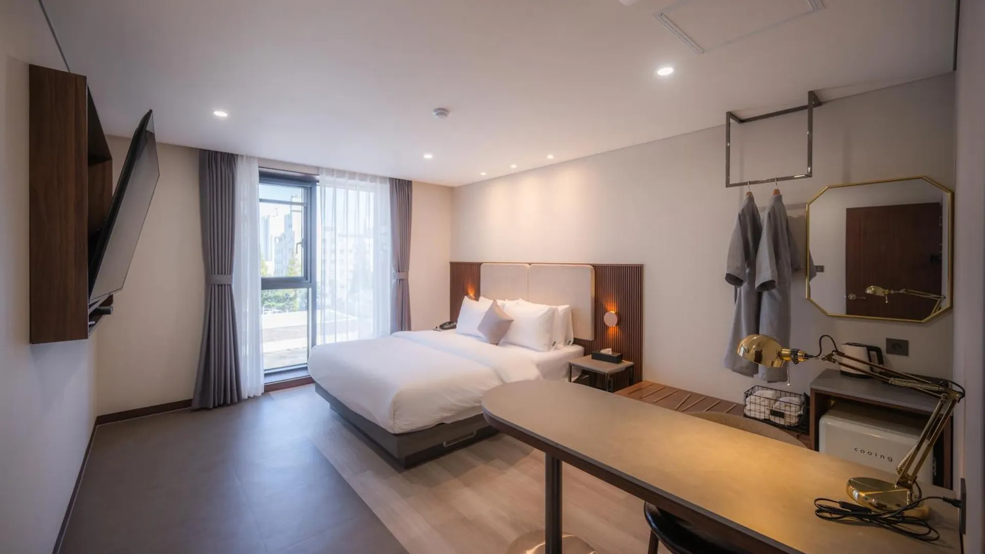 Hound Hotel Gijang Osiria contacts